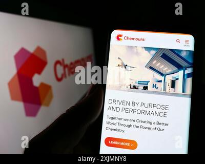 Stuttgart, Deutschland, 25.09.2022: Person, die ein Handy hält, mit Webseite des US-amerikanischen Chemikalienherstellers The Chemours Company auf dem Bildschirm mit Logo. Konzentrieren Sie sich auf Stockfoto