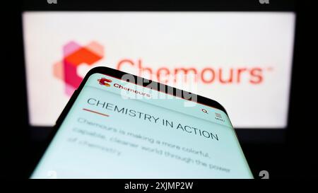 Stuttgart, 25.09.2022: Smartphone mit Website des US-amerikanischen Chemikalienherstellers The Chemours Company auf dem Bildschirm vor dem Firmenlogo. Fokus Stockfoto