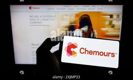 Stuttgart, 25.09.2022: Person, die ein Mobiltelefon mit dem Logo des amerikanischen Chemikalienherstellers The Chemours Company auf dem Bildschirm hält Stockfoto