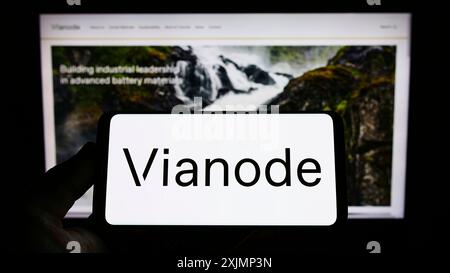Stuttgart, Deutschland, 25.09.2022: Person, die ein Smartphone mit dem Logo des norwegischen Batteriematerialunternehmens Vianode auf dem Bildschirm vor der Website hält. Stockfoto
