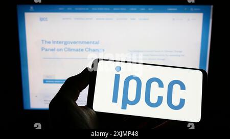 Stuttgart, Deutschland, 25.09.2022: Person, die ein Smartphone hält, mit dem Logo des Zwischenstaatlichen Ausschusses für Klimaänderungen (IPCC) vor dem Bildschirm Stockfoto