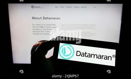 Stuttgart, Deutschland, 25.09.2022: Person, die ein Mobiltelefon mit dem Logo des britischen ESG-Softwareunternehmens Datamaran Ltd. Auf dem Bildschirm vor der Webseite hält. Stockfoto