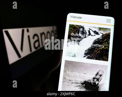 Stuttgart, Deutschland, 25.09.2022: Person, die ein Smartphone hält, mit Webseite des norwegischen Batteriematerialunternehmens Vianode auf dem Bildschirm mit Logo. Konzentrieren Sie sich auf Stockfoto