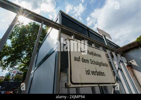 PRODUKTION - 19. Juli 2024, Hessen, Frankfurt/Main: In der Launitzstraße findet auch der Schulunterricht in Containern statt. Die Frankfurter Schulen platzen aus den Nähten und viele müssen saniert werden. Die Stadt will daher eine Milliarde Euro in den Bau neuer Bildungseinrichtungen investieren. Foto: Andreas Arnold/dpa Stockfoto