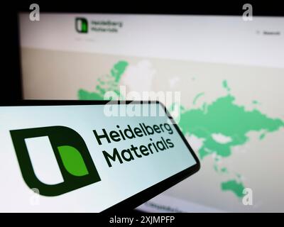 Stuttgart, Deutschland, 10.01.2022: Smartphone mit Logo der deutschen Firma Heidelberg Materials auf dem Bildschirm vor der Business-Website. Konzentrieren Sie sich auf Stockfoto