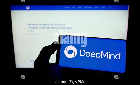 Stuttgart, Deutschland, 25.09.2022: Person, die ein Mobiltelefon mit dem Logo des KI-Unternehmens DeepMind Technologies Limited auf dem Bildschirm vor dem Geschäft hält Stockfoto