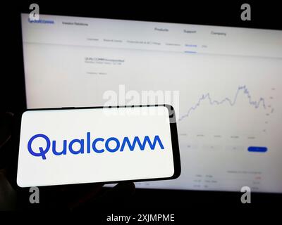 Stuttgart, Deutschland, 26.09.2022: Person, die ein Smartphone mit dem Logo des US-amerikanischen Halbleiterunternehmens Qualcomm Incorporated auf dem Bildschirm vor der Website hält. Stockfoto