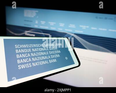 Stuttgart, 26.09.2022: Mobiltelefon mit Logo der Schweizerischen Nationalbank (SNB) auf dem Bildschirm vor der Website. Konzentrieren Sie sich auf Stockfoto