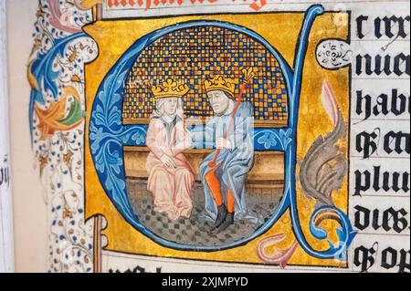 Illustrierter Buchstabe „A“ mit einem König und einer Königin aus der Malmesbury-Bibel, einer beleuchteten Bibel aus dem 15. Jahrhundert in 4 Bänden im Scriptorium eines belgischen Klosters, das in der Malmesbury Abbey geschaffen wurde. Stockfoto