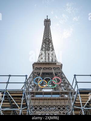 Der Eiffelturm ist mit den Olympischen Ringen in Paris, Frankreich, dekoriert. Juli 2024. Foto: Eliot Blondet/ABACAPRESS. COM Credit: Abaca Press/Alamy Live News Stockfoto