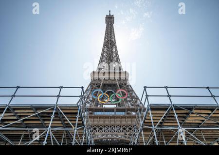 Der Eiffelturm ist mit den Olympischen Ringen in Paris, Frankreich, dekoriert. Juli 2024. Foto: Eliot Blondet/ABACAPRESS. COM Credit: Abaca Press/Alamy Live News Stockfoto