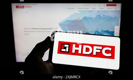 Stuttgart, Deutschland, 10.03.2022: Person, die ein Smartphone mit dem Logo der Housing Development Finance Corporation (HDFC) auf dem Bildschirm vor der Website hält. Stockfoto