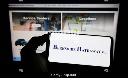Stuttgart, Deutschland, 10.09.2022: Person, die ein Mobiltelefon mit dem Logo der amerikanischen Holdinggesellschaft Berkshire Hathaway Inc. Auf dem Bildschirm vor der Webseite hält. Stockfoto