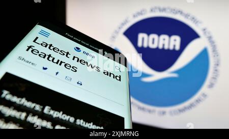 Stuttgart, Deutschland, 10.09.2022: Mobiltelefon mit Website der National Oceanic and Atmospheric Administration (NOAA) auf dem Bildschirm vor dem Logo. Fokus Stockfoto