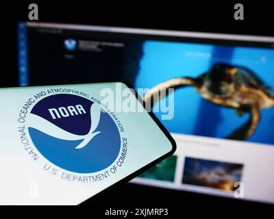 Stuttgart, Deutschland, 10.09.2022: Mobiltelefon mit Logo der Nationalen Behörde für Ozeanatmosphäre (NOAA) auf dem Bildschirm mit Website. Konzentrieren Sie sich auf Stockfoto