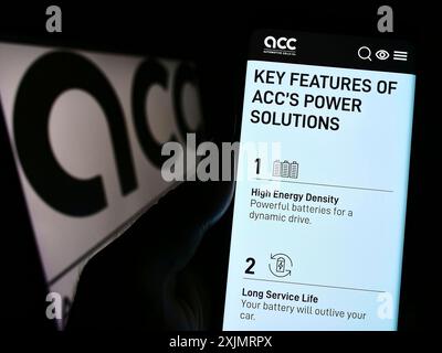 Stuttgart, Deutschland, 10.12.2022: Person, die ein Mobiltelefon hält, mit Webseite der französischen Automotive Cells Company SE (ACC) vor dem Logo auf dem Bildschirm. Fokus Stockfoto