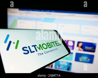 Stuttgart, 15.10.2022: Mobiltelefon mit Logo des Telekommunikationsunternehmens SLT-MOBITEL auf dem Bildschirm vor der Business-Website. Konzentrieren Sie sich auf Stockfoto