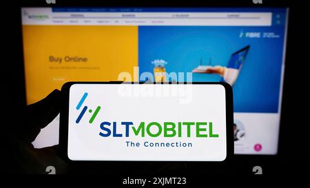 Stuttgart, 15.10.2022: Person, die ein Smartphone mit dem Logo des Telekommunikationsunternehmens SLT-MOBITEL auf dem Bildschirm vor der Website hält. Konzentrieren Sie sich auf Stockfoto