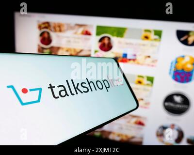 Stuttgart, 15.10.2022: Mobiltelefon mit Logo des amerikanischen Social-Selling-Unternehmens TalkShopLive Inc. Auf dem Bildschirm vor der Website. Konzentrieren Sie sich auf Stockfoto