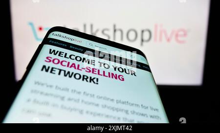 Stuttgart, 15.10.2022: Smartphone mit Website des US-amerikanischen Social-Selling-Unternehmens TalkShopLive Inc. Auf dem Bildschirm vor dem Firmenlogo. Konzentrieren Sie sich auf Stockfoto