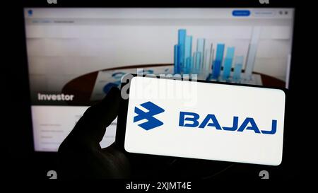 Stuttgart, 15.10.2022: Person, die ein Smartphone mit dem Logo des indischen Automobilunternehmens Bajaj Auto Limited auf dem Bildschirm vor der Website hält. Stockfoto