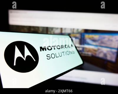 Stuttgart, 15.10.2022: Smartphone mit Logo des amerikanischen Unternehmens Motorola Solutions Inc. Auf dem Bildschirm vor der Business-Website. Konzentrieren Sie sich auf Stockfoto