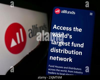 Stuttgart, 15.10.2022: Person mit Smartphone und Website des spanischen Finanzunternehmens Allfunds Bank S.A.U. auf dem Bildschirm mit Logo. Fokus Stockfoto