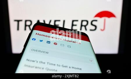 Stuttgart, 21.10.2022: Smartphone mit Webseite der US-Versicherung The Travelers Companies Inc. Auf dem Bildschirm vor dem Logo. Konzentrieren Sie sich auf Stockfoto