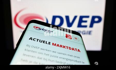 Stuttgart, 17.10.2022: Smartphone mit Webseite des niederländischen Energieunternehmens DVEP Energie auf dem Bildschirm vor dem Geschäftslogo. Fokus oben links Stockfoto