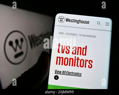 Stuttgart, Deutschland, 12.01.2022: Person, die ein Mobiltelefon hält, mit Website des US-amerikanischen Unternehmens Westinghouse Electric Corporation auf dem Bildschirm mit Logo. Konzentrieren Sie sich auf Stockfoto