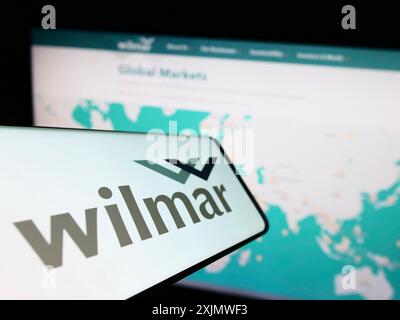 Stuttgart, Deutschland, 12.02.2022: Smartphone mit Logo des singapurischen Unternehmens Wilmar International Limited auf dem Bildschirm vor der Business-Website. Stockfoto