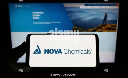 Stuttgart, Deutschland, 12.02.2022: Person, die ein Smartphone mit dem Logo des kanadischen Unternehmens NOVA Chemicals Corporation auf dem Bildschirm vor der Website hält. Stockfoto