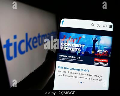 Stuttgart, Deutschland, 12.02.2022: Person, die ein Smartphone hält, mit Webseite des US-amerikanischen Unternehmens Ticketmaster Entertainment Inc. Vor dem Logo auf dem Bildschirm. Stockfoto