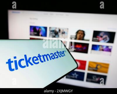 Stuttgart, Deutschland, 12.02.2022: Mobiltelefon mit Logo der amerikanischen Firma Ticketmaster Entertainment Inc. Auf dem Bildschirm vor der Website. Konzentrieren Sie sich auf Stockfoto