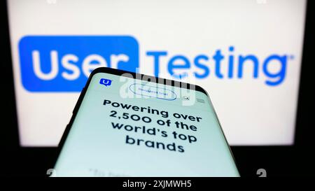 Stuttgart, Deutschland, 12.02.2022: Smartphone mit Website des US-amerikanischen Customer Experience Unternehmens UserTesting Inc. Auf dem Bildschirm vor dem Logo. Konzentrieren Sie sich auf Stockfoto