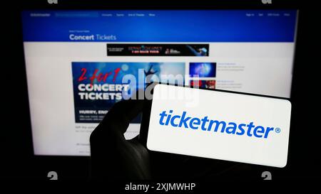 Stuttgart, Deutschland, 12.02.2022: Person, die ein Smartphone mit dem Logo des US-amerikanischen Unternehmens Ticketmaster Entertainment Inc. Auf dem Bildschirm vor der Website hält. Stockfoto
