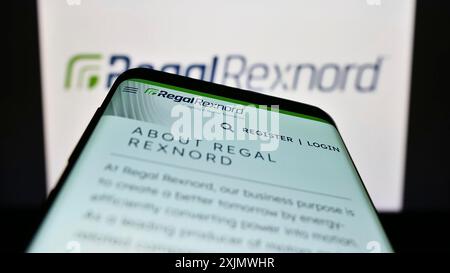Stuttgart, Deutschland, 12.02.2022: Smartphone mit Website des amerikanischen Automobilkonzerns Regal Rexnord Corporation auf dem Bildschirm vor dem Logo. Konzentrieren Sie sich auf Stockfoto