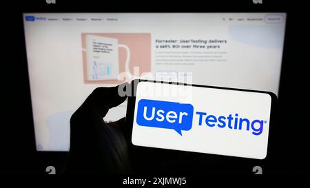 Stuttgart, Deutschland, 12.02.2022: Person, die ein Mobiltelefon mit dem Logo des amerikanischen Customer Experience-Unternehmens UserTesting Inc. Auf dem Bildschirm hält Stockfoto