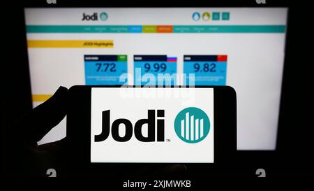 Stuttgart, Deutschland, 12.02.2022: Person mit Smartphone mit Logo der Joint Organizations Data Initiative (JODI) auf dem Bildschirm vor der Website. Stockfoto