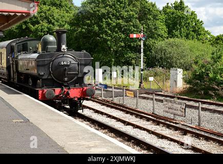 Koffer-Tank der GWR-Klasse 6400 Nr. 6412, Ankunft am Bahnhof Totnes Riverside an der South Devon Railway. Stockfoto