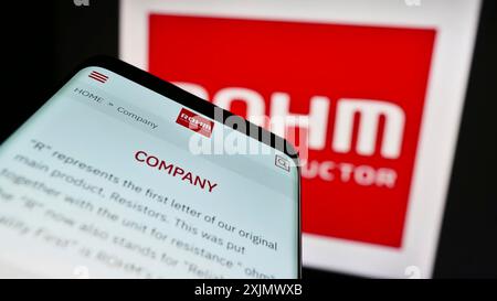 Stuttgart, Deutschland, 12.04.2022: Smartphone mit Webseite des japanischen Elektronikunternehmens Rohm Semiconductor auf dem Bildschirm vor dem Logo. Konzentrieren Sie sich auf Stockfoto