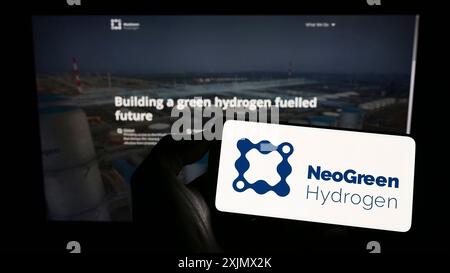 Stuttgart, Deutschland, 12.04.2022: Person, die ein Mobiltelefon mit dem Logo des kanadischen Unternehmens NeoGreen Hydrogen Corp. Vor dem Geschäft auf dem Bildschirm hält Stockfoto