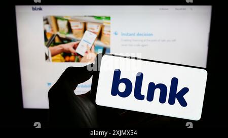 Stuttgart, Deutschland, 12.10.2022: Person mit Mobiltelefon mit Logo des ägyptischen Unternehmens BLNK Consumer Finance SAE auf dem Bildschirm vor dem Geschäft Stockfoto