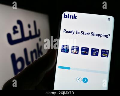 Stuttgart, Deutschland, 12.10.2022: Person, die ein Mobiltelefon hält, mit Webseite des ägyptischen Unternehmens BLNK Consumer Finance SAE auf dem Bildschirm mit Logo. Konzentrieren Sie sich auf Stockfoto