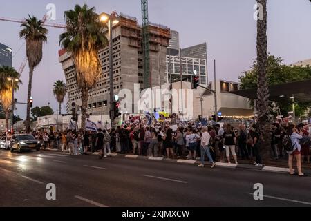 Israelische Bürger nehmen an einer Demonstration vor dem Militärstützpunkt Sha'ul Gate Teil. Dutzende Bürger versammelten sich vor dem Militärstützpunkt Sha'ul Gate in Tel Aviv, um Premierminister Benjamin Netanjahu zu bitten, einen Deal für die Rückkehr der Geiseln abzuschließen, bevor er seinen Flug nach Washington D.C. antritt, wo er eine Rede halten wird. Unter der Leitung des Familienkomitees der Geiseln und unter dem einheitlichen Slogan „sichere dir zuerst einen Deal, dann fliege“ überquerte die Demonstration die Straßen der Stadt und war an anderen Dutzenden von Orten im ganzen Land präsent. Stockfoto