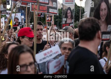 Israelische Bürger nehmen an einer Demonstration vor dem Militärstützpunkt Sha'ul Gate Teil. Dutzende Bürger versammelten sich vor dem Militärstützpunkt Sha'ul Gate in Tel Aviv, um Premierminister Benjamin Netanjahu zu bitten, einen Deal für die Rückkehr der Geiseln abzuschließen, bevor er seinen Flug nach Washington D.C. antritt, wo er eine Rede halten wird. Unter der Leitung des Familienkomitees der Geiseln und unter dem einheitlichen Slogan „sichere dir zuerst einen Deal, dann fliege“ überquerte die Demonstration die Straßen der Stadt und war an anderen Dutzenden von Orten im ganzen Land präsent. Stockfoto