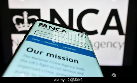 Stuttgart, 14.12.2022: Smartphone mit Webseite der British National Crime Agency (NCA) auf dem Bildschirm vor dem Logo. Konzentrieren Sie sich auf das Telefon oben links Stockfoto