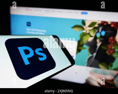 Stuttgart, 19.12.2022: Mobiltelefon mit Logo der Grafikeditor-Software Adobe Photoshop auf dem Bildschirm vor der Website des Unternehmens. Konzentrieren Sie sich auf Stockfoto