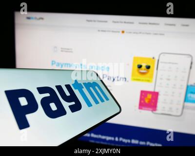 Stuttgart, 23.12.2022: Handy mit Logo des indischen digitalen Zahlungsunternehmens Paytm auf dem Bildschirm vor der Business-Website. Konzentrieren Sie sich auf Stockfoto