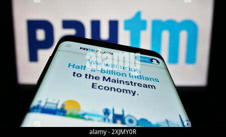 Stuttgart, 23.12.2022: Mobiltelefon mit Website des indischen digitalen Zahlungsunternehmens Paytm auf dem Bildschirm vor dem Geschäftslogo. Konzentrieren Sie sich auf Stockfoto